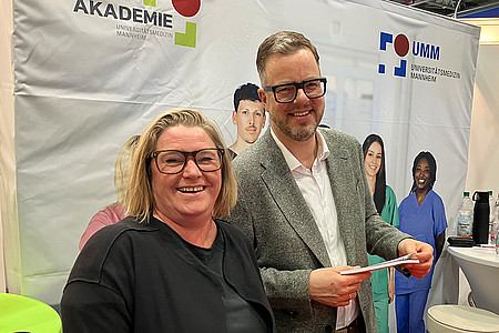 Akademieleiterin Anke Kany und Pflegedirektor Rayk Oemus-Diehl am Stand der UMM
