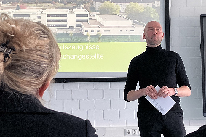 MFA-Koordinator Ulrich Kehl hebt die besonderen Leistungen der Absolvent:innen hervor