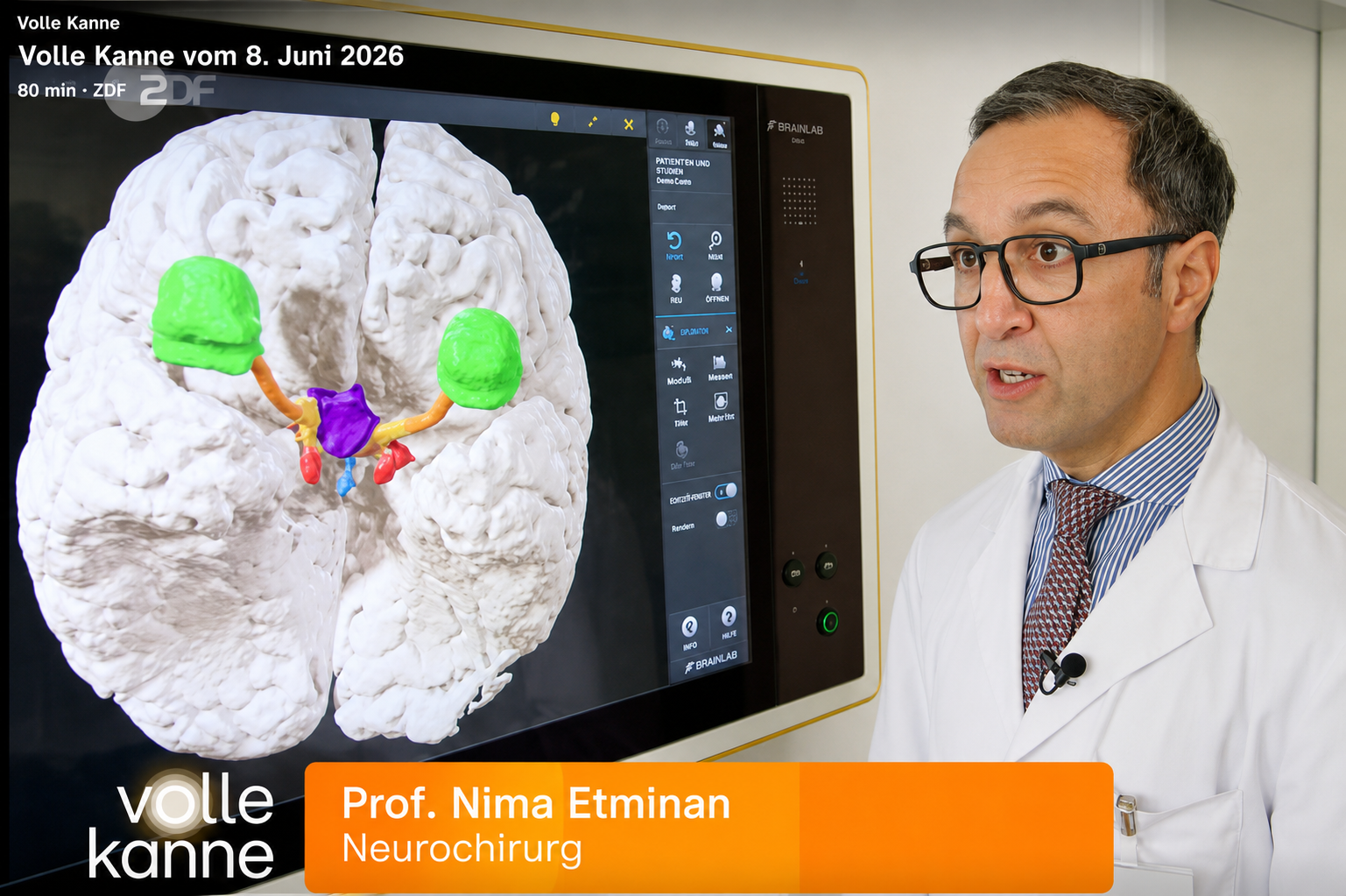 Professor Etminan erläutert vor einer 3-D-Darstellung eines Schädelbasistumors, welche besonderen Herausforderung bei einer OP bestehen.