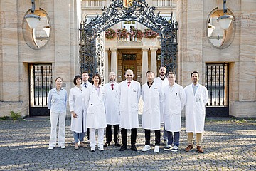 Ärzte vor dem Krankenhauseingang