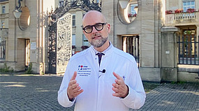 Prof. Dürschmied steht vor dem Pariser Tor