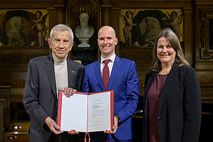 PD Dr. Dr. Lukas Bunse mit Ehrensenator der Universität Heidelberg Dr. h.c. Manfred Lautenschläger und Rektorin der Universität Heidelberg, Prof. Dr. Frauke Melchior bei der Preisübergabe
