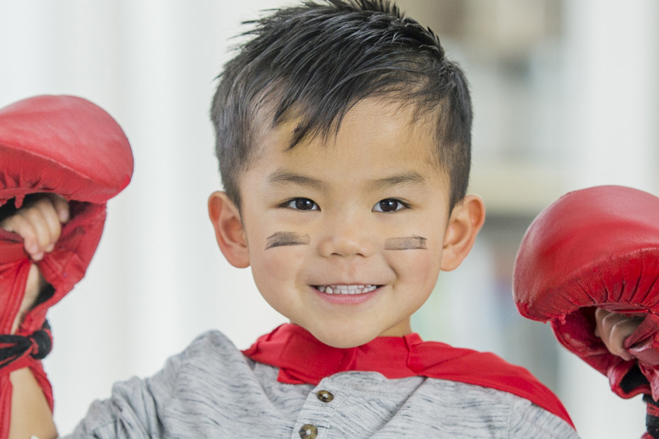 Kind mit Boxhandschuhen