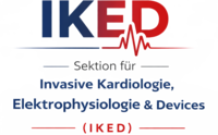 Logo mit der Aufschrift ‚IKED‘ in Blau und Rot, mit einem EKG-Herzschlag-Symbol. Darunter steht ‚Sektion für Invasive Kardiologie, Elektrophysiologie & Devices (IKED)