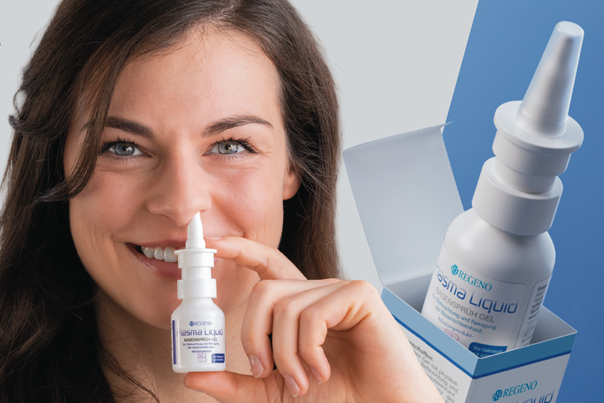 Frau benutzt lächelnd Nasenspray