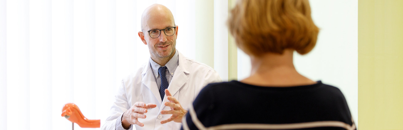 Professor Tuschy, Leiter des Myom-Zentrums und stellvertretender Klinikdirektor der Frauenklinik, im Gespräch mit einer Patientin.