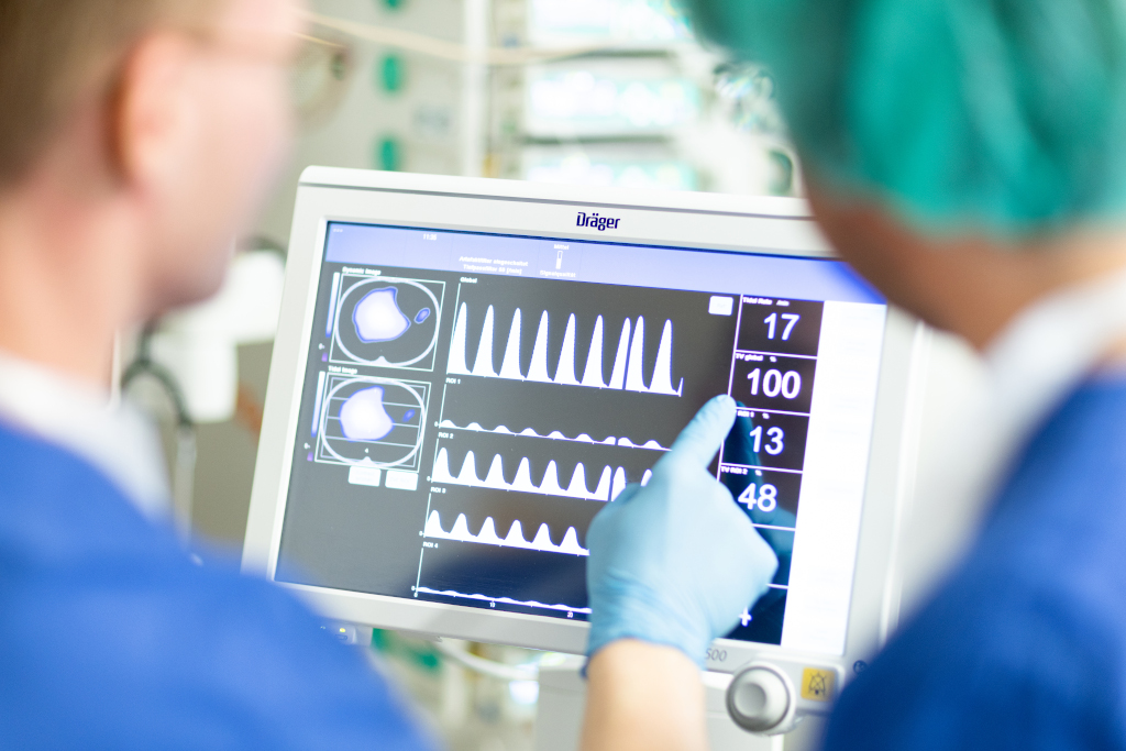 Zwei Personen blicken auf Überwachungsmonitor einer Intensivstation