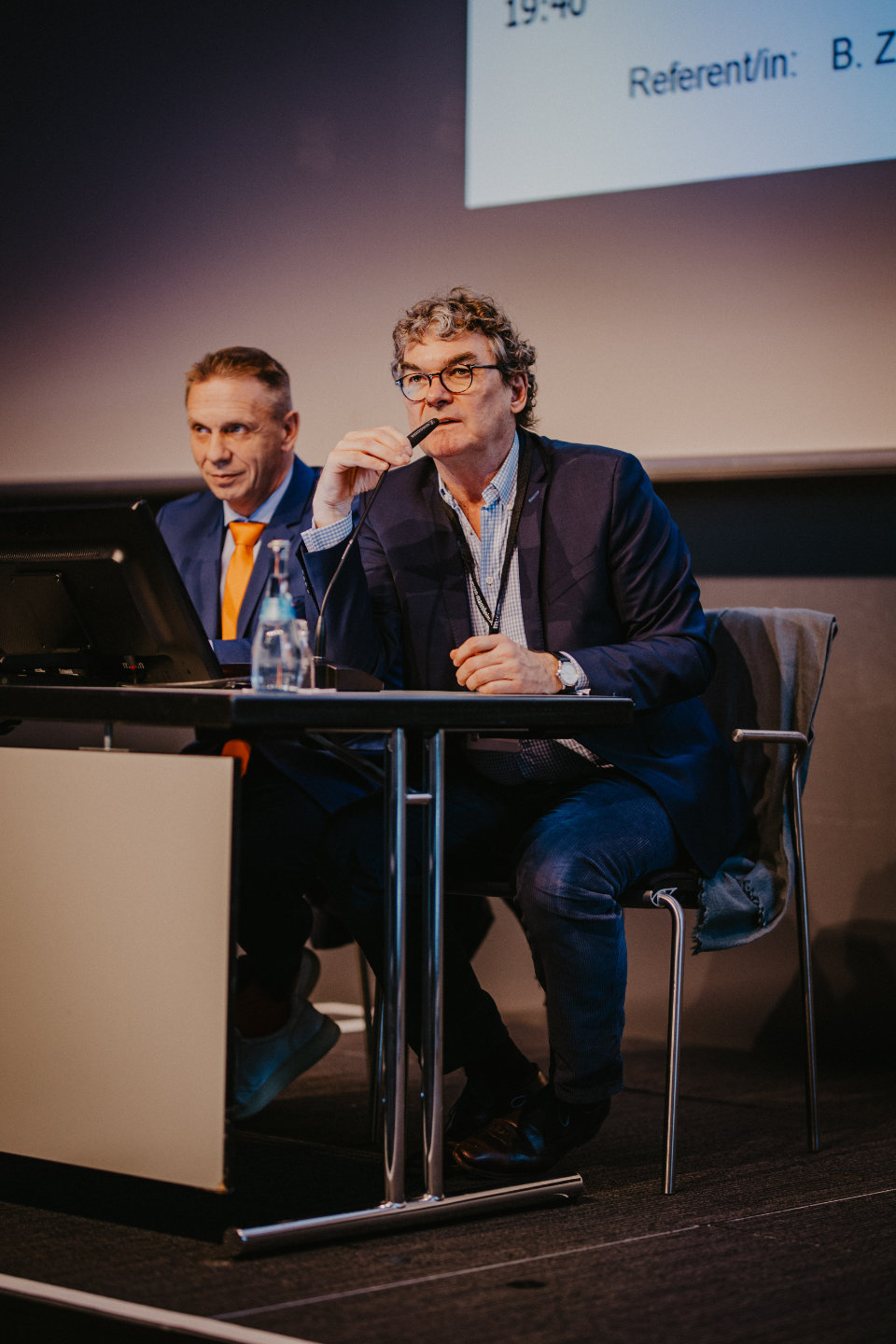 Prof. Kuschyk und Prof. Süselbeck am Podium. 