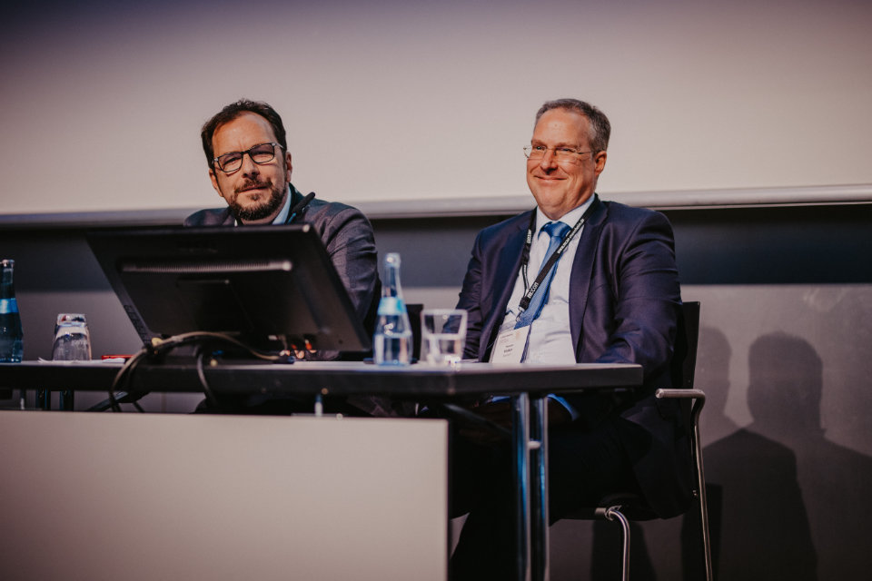 Prof. Helbing und Prof. Walter auf dem Podium.