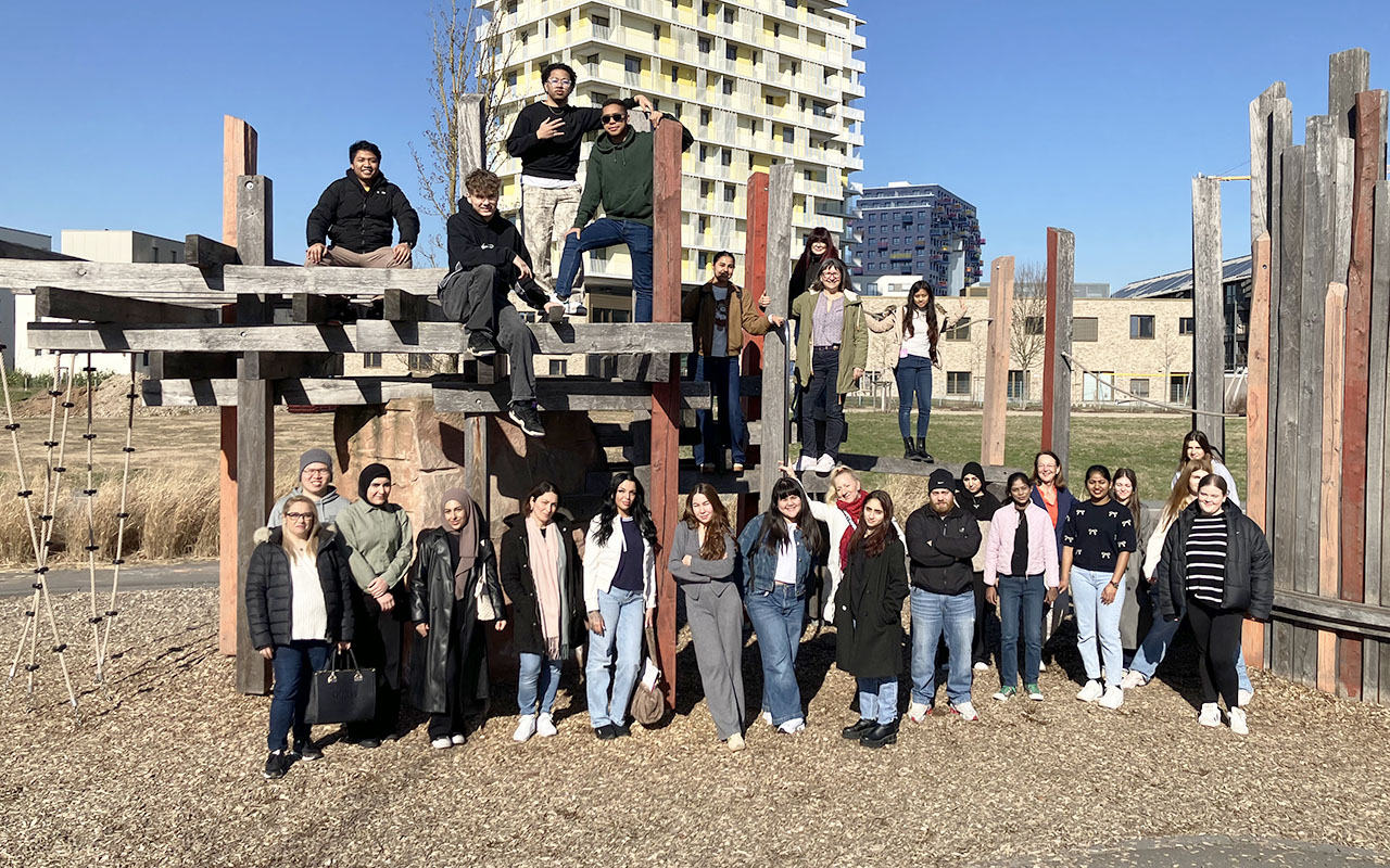 Die neue Abschlussklasse lässt sich auf dem Spielplatz hinter der UMM Akademie ablichten