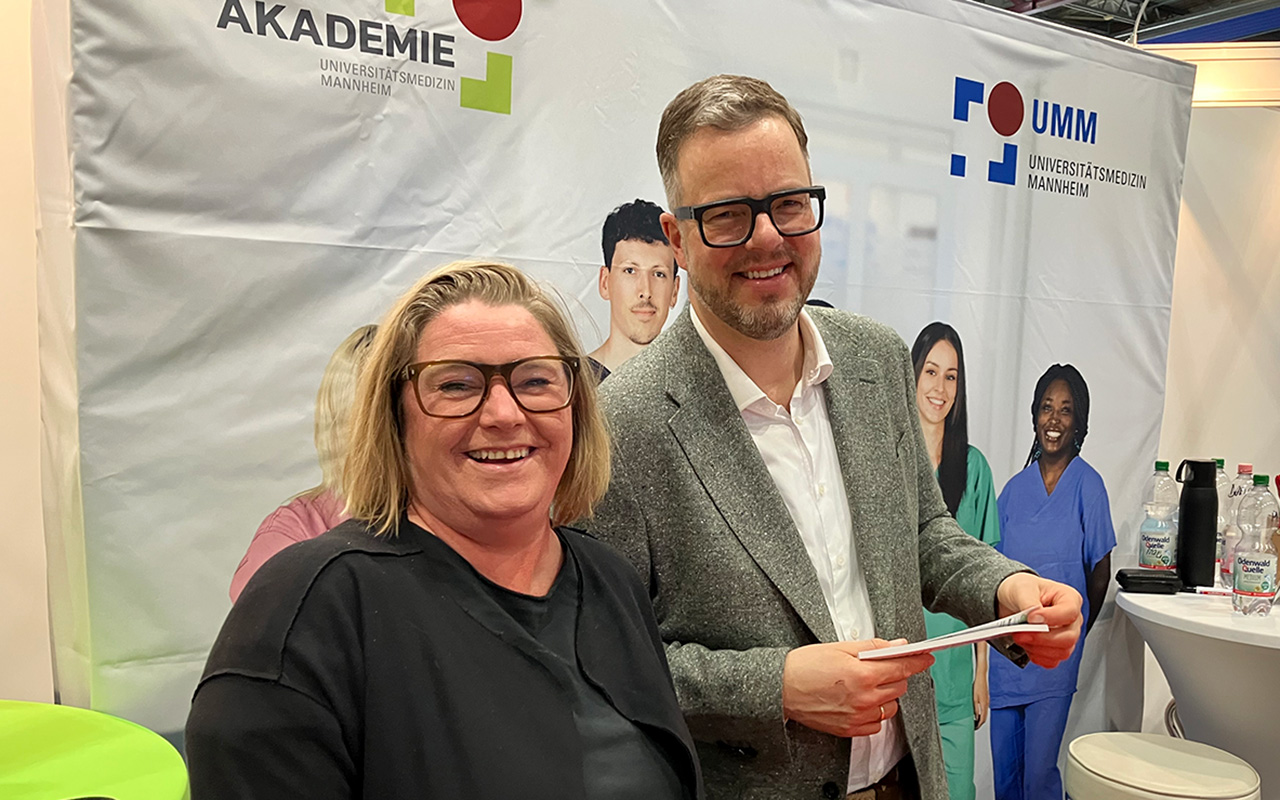 Akademieleiterin Anke Kany und Pflegedirektor Rayk Oemus-Diehl am Stand der UMM