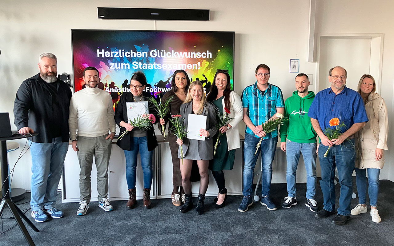 Gruppenfoto der sieben Absolvent:innen mit Alex Isler (links) der Stellvertretenden Pflegedirektorin Julia Mayer (rechts)