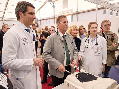 Landwirtschaftsminister Peter Hauk ließ sich von Prof. Dr. med. Christoph Reißfelder, Direktor der Chirurgischen Klinik, am Laparoskopie-Turm schulen. 
