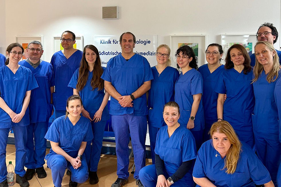 Gruppenfoto der Ärzte und Ärztinnen in blauem Kittel