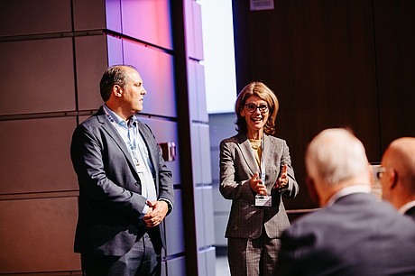 Ein Referent und eine Referentin im Gespräch auf der Bühne des ZKAM-Meetings.