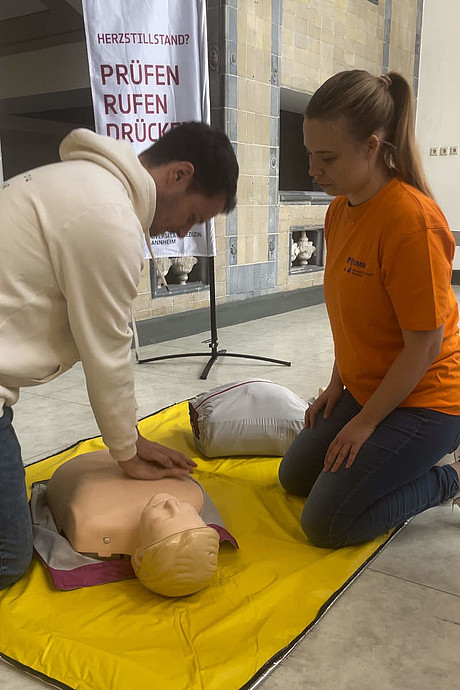 Mit Medizinstudierenden der Inintiative "First Aid For All" konnte man beim Aktionstag die Reanimations-Kenntnisse auffrischen.