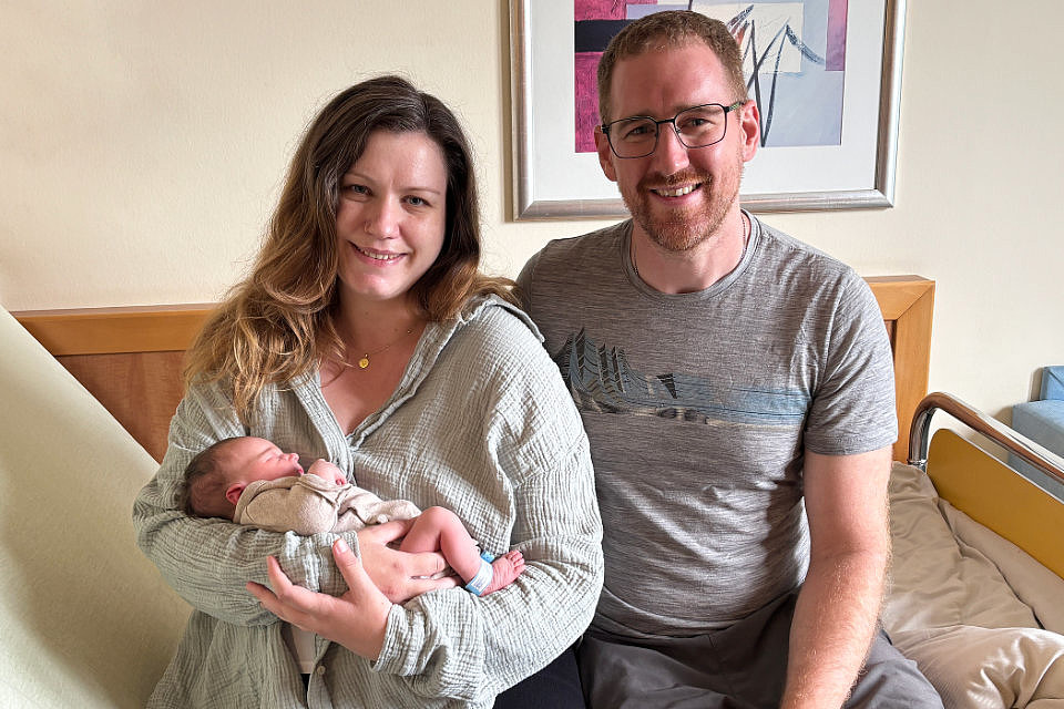 Baby Lennard mit seinen Eltern, auf dem Arm seiner Mutter, im Universitaetsklinikum Mannheim