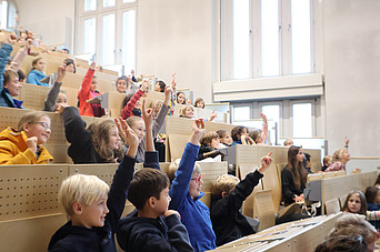 Kinder melden sich mit Fragen