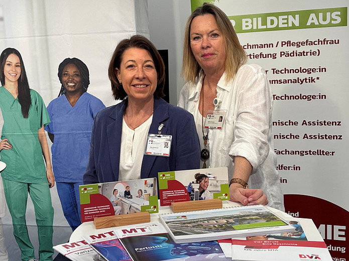 Zwei Mitarbeiterinnen der Akademie informierten über die Ausbildungsmöglichkeiten.