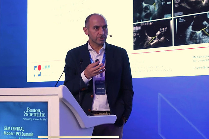 Univ.-Prof. Dr. Ibrahim Akin beim PCI Summit 2025 in Istanbul, wo er eine zentrale Sitzung zur LAA-Okklusion leitete.