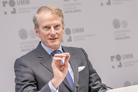 Professor Hanns-Peter Knaebel spricht im Hörsaal der Kopfklinik HD