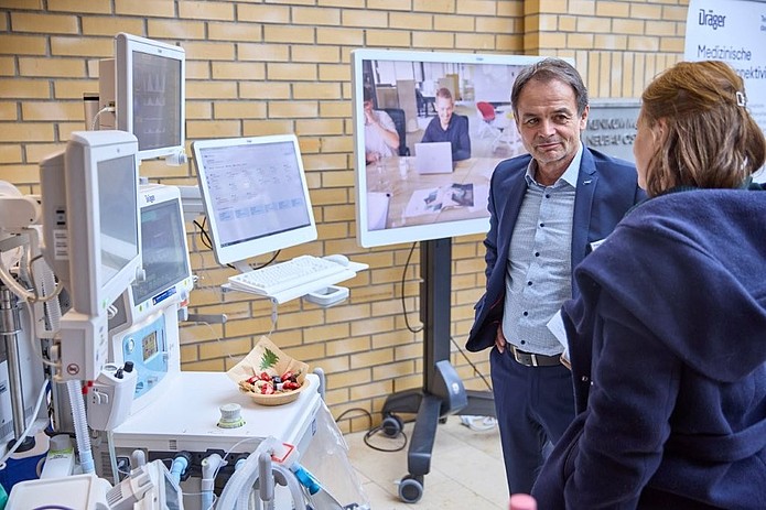 Menschen vor Messestand