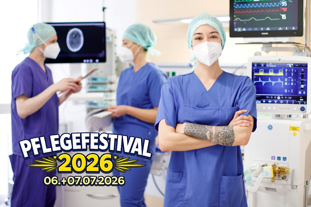 Pflegefachkraft im Operationsbereich blickt in die Kamera, während im Hintergrund weitere Mitarbeitende im Klinikalltag zusammenarbeiten.