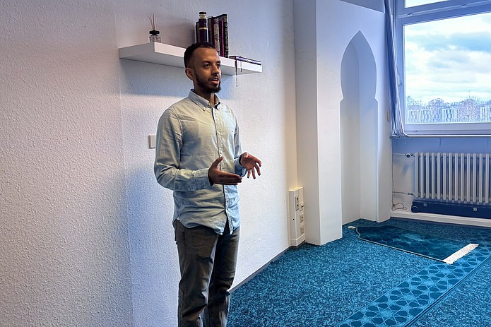 Initiator Muaz Mohamed-Osman erklärt die Raumgestaltung“.