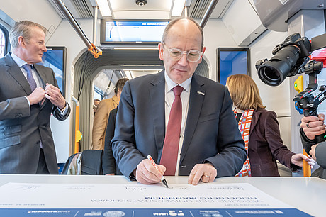 Oberbürgermeister Christian Specht unterzeichnet symbolischen Vertrag