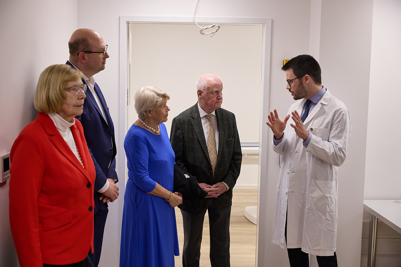 Arzt erläutert Details zur Klinik