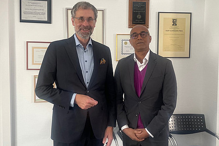 Das Foto zeigt Prof. Kinfe und Prof. Meyer-Lindenberg, die im Mannheim Center for Neuromodulation and Neuroprosthetics kooperieren.