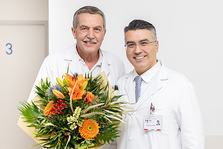 Amendt und Stellos mit überreichtem Blumenstrauß