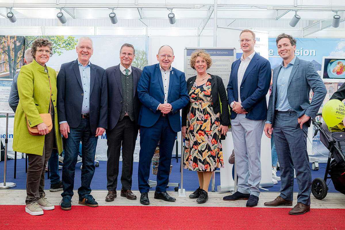 (v.l.) Sylvia Felder (Regierungspräsidentin des Regierungsbezirks Karlsruhe), Prof. Dr. med. Hans-Jürgen Hennes (Medizinischer Geschäftsführer/ Ärztlicher Direktor UMM), Peter Hauk (Minister Baden-Württemberg für Ernährung, Ländlichen Raum und Verbraucherschutz), Christian Specht (Oberbürgermeister der Stadt Mannheim), Prof. Dr. Diana Pretzell (1. Oberbürgermeisterin der Stadt Mannheim), Prof. Dr. Dr. med. Robert Finger (Direktor Augenklinik UMM) und Prof. Dr. med. Michael Boettcher (Direktor Kinderchirurgische Klinik UMM) im Porträt vor dem Messestand.