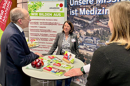 Mann und Frau unterhalten sich am Stand der UMM beim Neujahrsempfang der Stadt Mannheim.