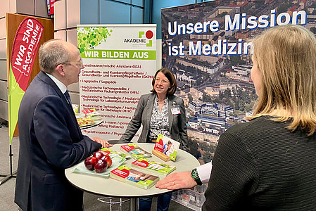 Beucher am Stand der UMM