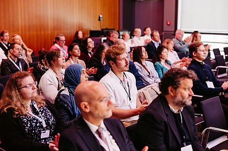 Teilnehmende verfolgen eine wissenschaftliche Sitzung beim ZKAM-Meeting.