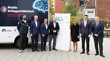 Gruppe vor Fahrzeug