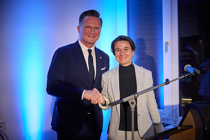 Zwei Personen beim Handshake