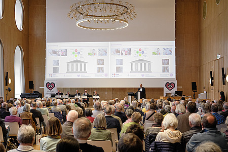 Blick in die gefüllte Aula beim Herzseminar im Mannheimer Schloss
