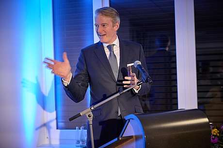 Prof. Dr. Hanns-Peter Knaebel am Rednerpult