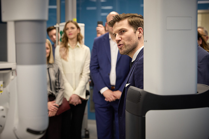 Gäste blicken begeistert auf die High Tech Austattung