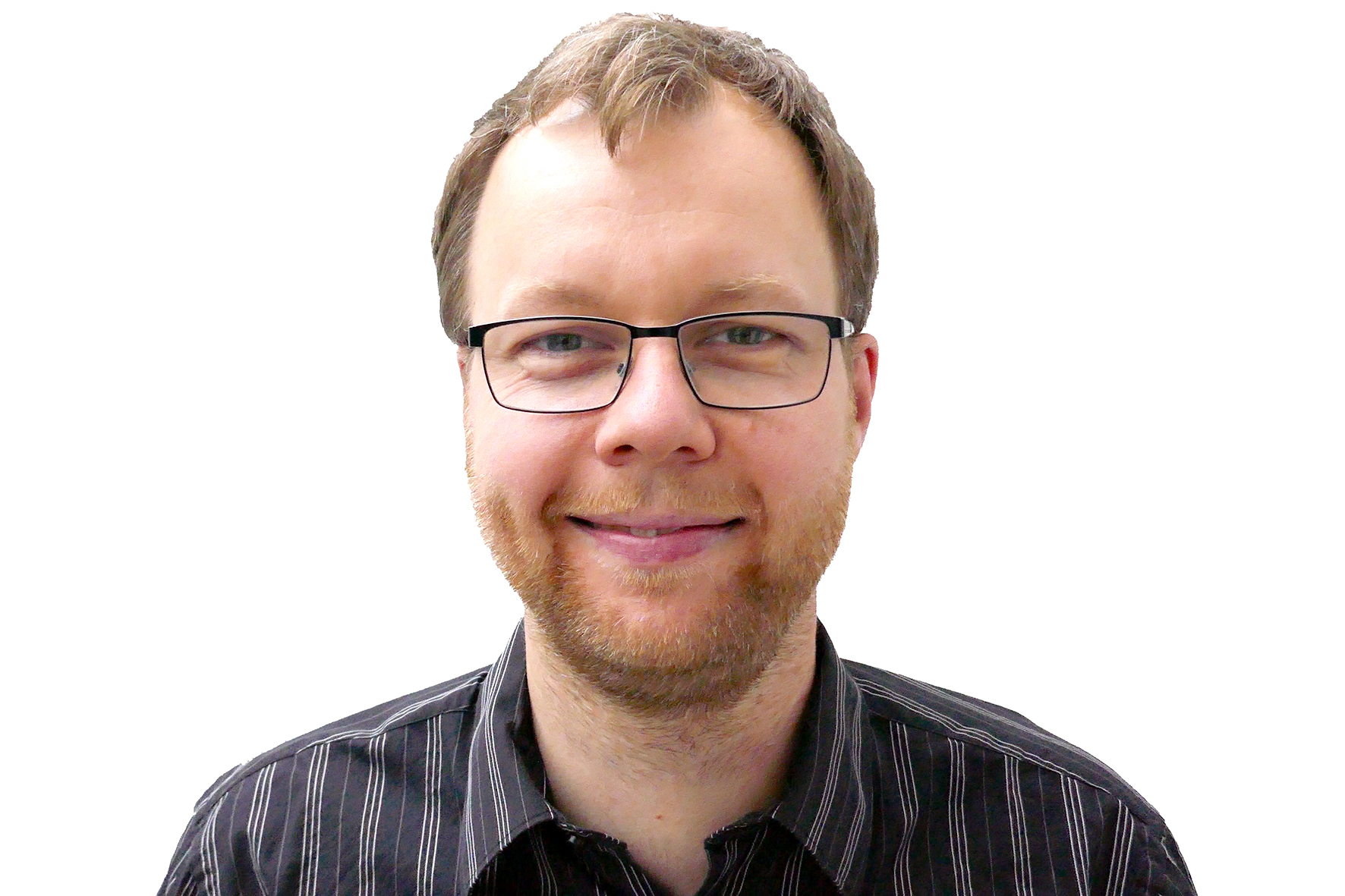 Das Bild zeigt ein Portraitfoto von Herrn Dr. Solinski, eines jungen Mannes mit Brille und dunklem Hemd