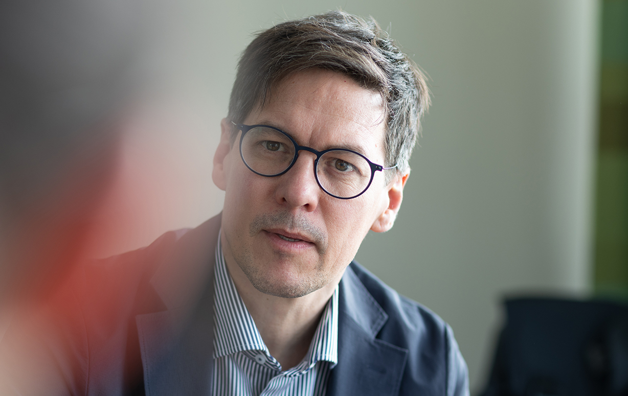 Das Bild zeigt einen attraktiven Mann in Businesskleidung mit Brille, es handelt sich um Professor Jakob, der das Verbundprojekt koordiniert