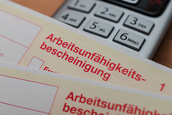 Hier ist eine Arbeitsunfähigkeitsbescheinigung als Symbolbild für Krankschreibungen zu sehen