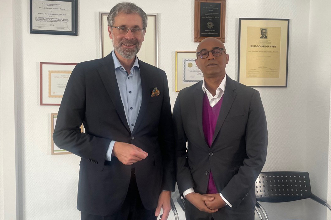 Das Foto zeigt Prof. Kinfe und Prof. Meyer-Lindenberg, die im Mannheim Center for Neuromodulation and Neuroprosthetics kooperieren.