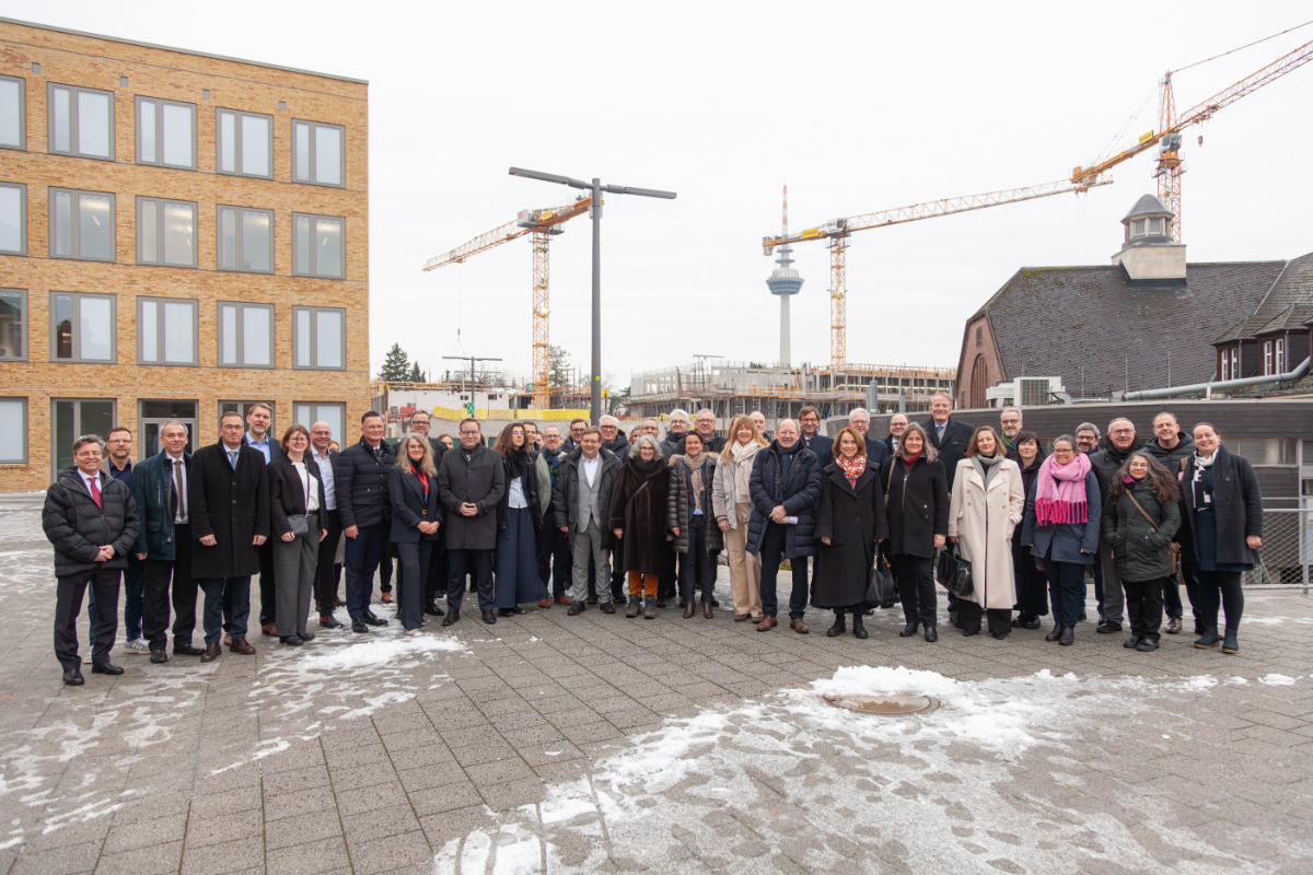 Gruppenfoto auf dem Mannheimer Campus