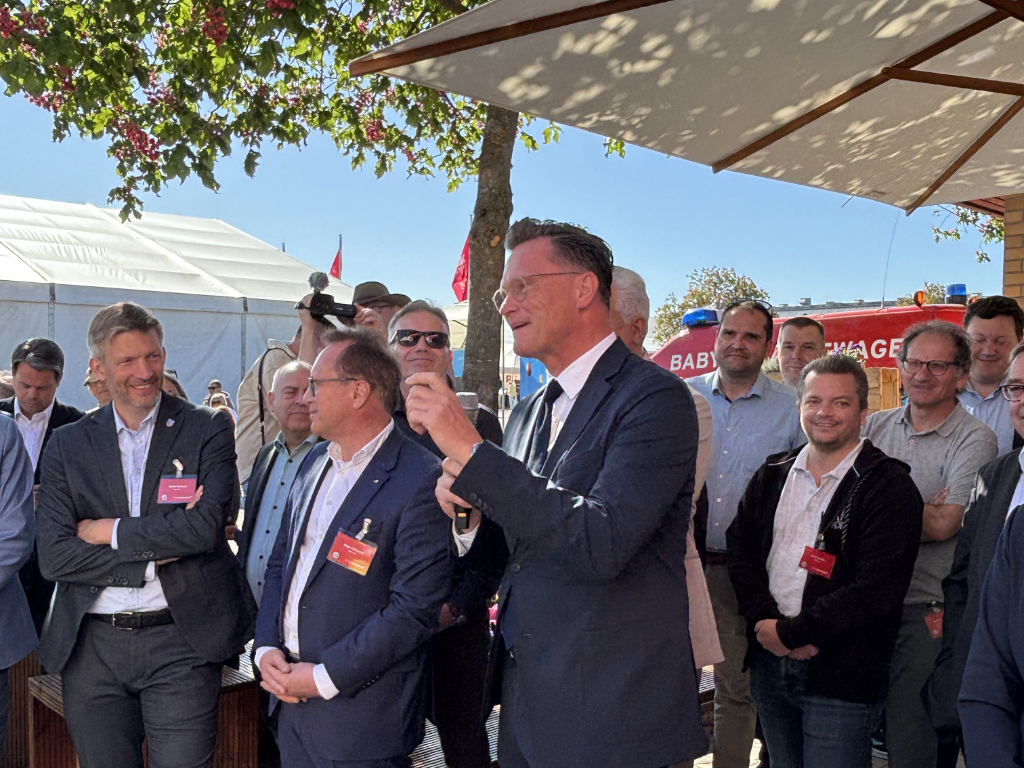 Ärztlicher Direktor Prof. Dr. med. Maurice Stephan Michel spricht auf dem Maimarkt.