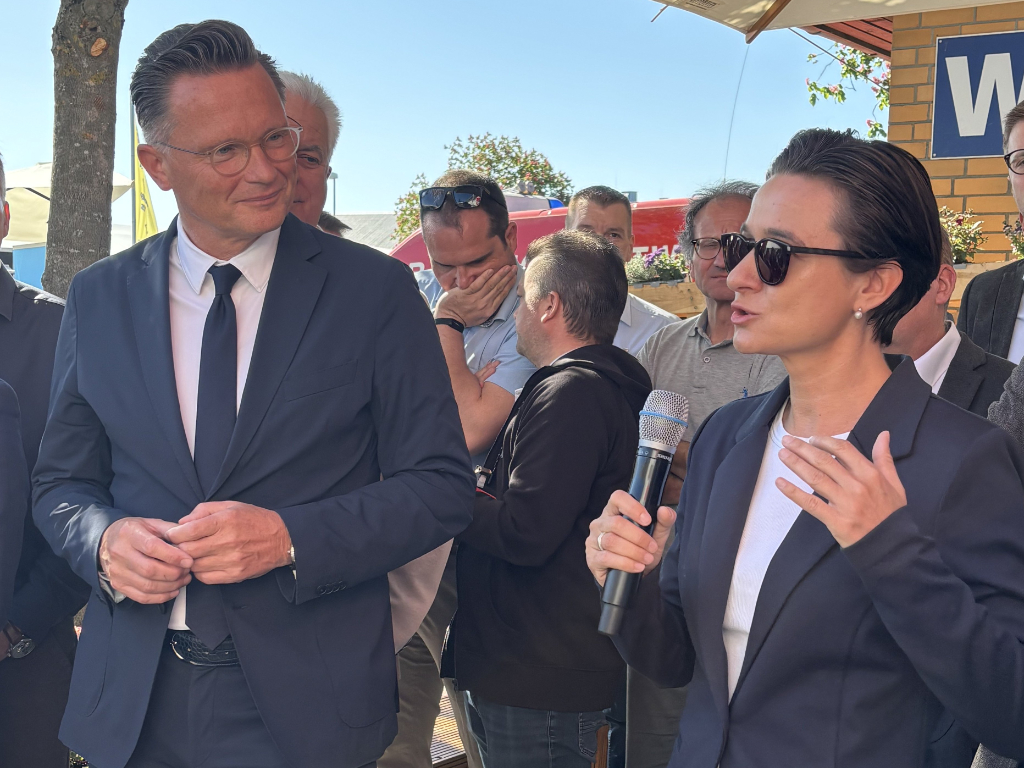 Kaufmännische Geschäftsführerin Sandra Henek spricht auf dem Maimarkt.