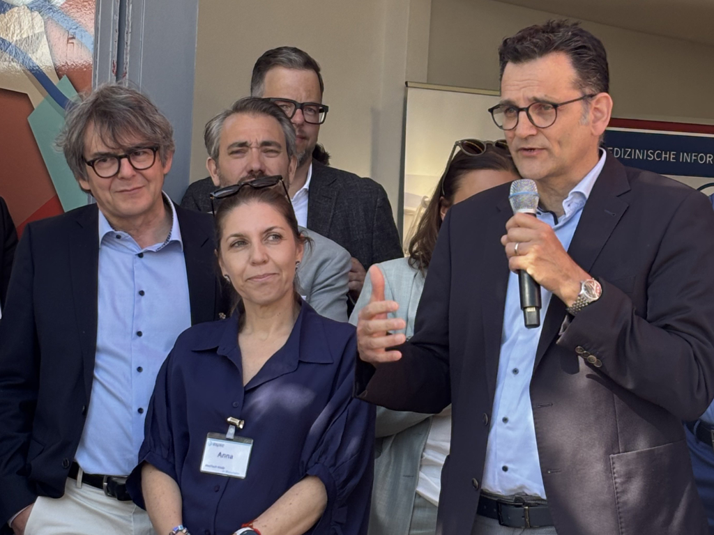 Prof. Dr. med. Christoph Brochhausen-Delius, Direktor des Pathologischen Instituts spricht auf dem Maimarkt.