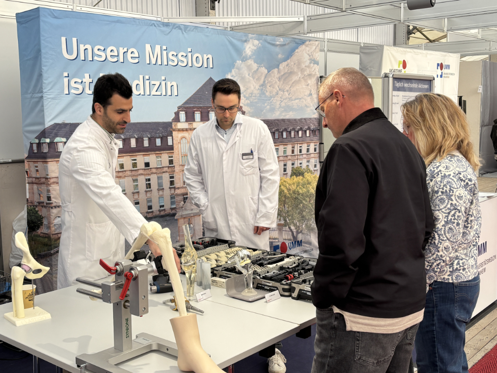 Endoprothetik zum Mitmachen boten Professor Ali Darwich und Daniel Kühlwein vom Orthopädisch-Unfallchirurgischen Zentrum.